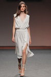 Pokaz Ángel Schlesser — MBFW Madrid SS18 (ubrania i obraz: sukienka z rozcięciem z dekoltem biała)