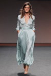 Marina Pérez. Pokaz Ángel Schlesser — MBFW Madrid SS18 (ubrania i obraz: sukienka błękitna)