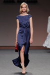 Ángel Schlesser show — MBFW Madrid SS18 (looks: blueevening dress with slit, red clutch)