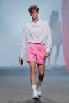 Modenschau von Becomely — MBFW Madrid SS18 (Looks: weißes Hemd, rosane Shorts, weiße Socken)