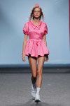 Показ Becomely — MBFW Madrid SS18 (наряди й образи: рожева сукня міні, білі шкарпетки)