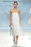 Modenschau von Devota & Lomba — MBFW Madrid SS18 (Looks: weißes Kleid, weiße Handtasche)
