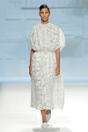 Keliane Santos. Pokaz Devota & Lomba — MBFW Madrid SS18 (ubrania i obraz: sukienka biała koronkowa)