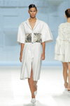 Keliane Santos. Pokaz Devota & Lomba — MBFW Madrid SS18 (ubrania i obraz: sukienka biała, półbuty białe)