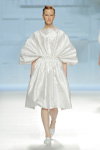 Pokaz Devota & Lomba — MBFW Madrid SS18 (ubrania i obraz: sukienka biała)