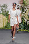 Keliane Santos. Pokaz Francis Montesinos — MBFW Madrid SS18 (ubrania i obraz: sukienka biała, sandały srebrne)