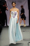 Keliane Santos. Modenschau von Ion Fiz — MBFW Madrid SS18 (Looks: weißes Abendkleid mit Blumendruck)
