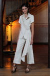 Claudia Martin. Pokaz ISABEL NUNEZ — MBFW Madrid SS18 (ubrania i obraz: spodnium białe)