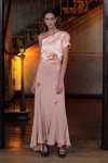 Нора Вара. Показ ISABEL NUNEZ — MBFW Madrid SS18 (наряды и образы: розовый топ, розовая юбка макси)
