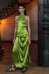 Pokaz ISABEL NUNEZ — MBFW Madrid SS18 (ubrania i obraz: suknia wieczorowa zielona)