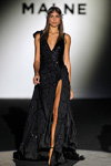 Pokaz MALNE Madrid — MBFW Madrid SS18 (ubrania i obraz: suknia wieczorowa z rozcięciem z dekoltem czarna)