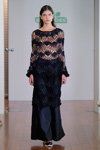 Pokaz Maria Cle — MBFW Madrid SS18 (ubrania i obraz: tunika czarna dzianinowa, spódnica maksi czarna)