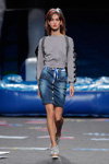 Modenschau von Maya Hansen — MBFW Madrid SS18 (Looks: grauer Pullover, blauer Jeansrock, graue Pumps)