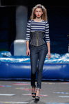 Modenschau von Maya Hansen — MBFW Madrid SS18 (Looks: gestreifter blau-weißer Pullover, blaue Jeans)
