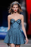 Modenschau von Maya Hansen — MBFW Madrid SS18 (Looks: himmelblaues Mini Kleid mit Tupfen, )