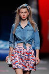 Modenschau von Maya Hansen — MBFW Madrid SS18 (Looks: himmelblaue Jeans Bluse, rosaner bedruckter Mini Rock, silberne Handtasche)