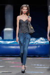 Modenschau von Maya Hansen — MBFW Madrid SS18 (Looks: blaue Jeans, graue Handtasche)