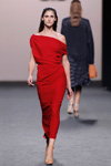 Daiane Conterato. Pokaz Roberto Torretta — MBFW Madrid SS18 (ubrania i obraz: suknia wieczorowa czerwona)