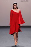 Marina Pérez. Pokaz Roberto Torretta — MBFW Madrid SS18 (ubrania i obraz: suknia koktajlowa czerwona)