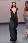 Pokaz Roberto Torretta — MBFW Madrid SS18 (ubrania i obraz: suknia wieczorowa z dekoltem czarna)
