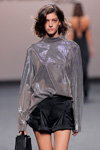 Marta Ortiz. Modenschau von Roberto Torretta — MBFW Madrid SS18 (Looks: silberner Pullover, schwarze Shorts, schwarze Handtasche)