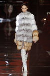 Larissa Marchiori. Pokaz Roberto Verino — MBFW Madrid SS18 (ubrania i obraz: kozaki za kolano szare, rajstopy z siatki o dużym oku czarne)