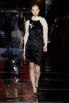 Показ Roberto Verino — MBFW Madrid SS18 (наряды и образы: чёрные колготки в крупную сетку, чёрные туфли, чёрное платье)