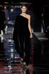 Lucía Lopez. Pokaz Roberto Verino — MBFW Madrid SS18 (ubrania i obraz: suknia wieczorowa czarna)
