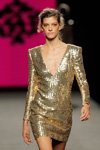 Марта Ортиз. Показ Teresa Helbig — MBFW Madrid SS18 (наряды и образы: золотое коктейльное платье с декольте)