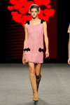 Marta Ortiz. Modenschau von Teresa Helbig — MBFW Madrid SS18 (Looks: rosanes Kleid, sandfarbene Stiefel, rosanes Mini Cocktailkleid)