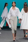 Pokaz Ulises Mérida — MBFW Madrid SS18 (ubrania i obraz: bluzka biała, spodnie szare)