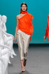Lucía Lopez. Ulises Mérida show — MBFW Madrid SS18 (looks: red top, grey trousers)