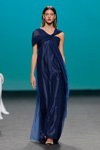 Marta Ortiz. Pokaz Ulises Mérida — MBFW Madrid SS18 (ubrania i obraz: suknia wieczorowa niebieska)