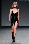 Pokaz UNDERTHEC — MBFW Madrid SS18 (ubrania i obraz: sukienka mini czarna)