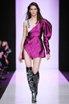 Pokaz ALEXANDR ROGOV — MBFWRussia fw17/18 (ubrania i obraz: suknia koktajlowa purpurowa, kozaki za kolano czarne)