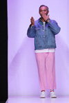 Олександр Рогов. Показ ALEXANDR ROGOV — MBFWRussia fw17/18 (наряди й образи: сіня джинсова куртка, рожеві штани)