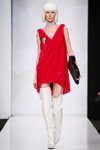 Pokaz Bella Potemkina — MBFWRussia fw17/18 (ubrania i obraz: suknia koktajlowa czerwona, kopertówka czarna, kozaki białe, blond (kolor włosów))