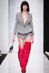 Modenschau von Bella Potemkina — MBFWRussia fw17/18 (Looks: grauer Damen Anzug (Blazer, Shorts), rote Stiefel)