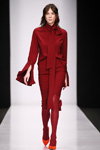 Modenschau von BGN styled by Alexandr Rogov — MBFWRussia fw17/18 (Looks: rote Bluse, roter Rock, rote Strumpfhose, orange Pumps)