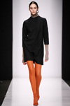 Modenschau von BGN styled by Alexandr Rogov — MBFWRussia fw17/18 (Looks: schwarzes Kleid, orange transparente Strumpfhose)