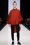 Показ Chapurin for Finn Flare — MBFWRussia fw17/18 (наряды и образы: красная блуза, чёрные брюки, чёрные туфли, пучок (причёска))