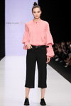 Показ Chapurin for Finn Flare — MBFWRussia fw17/18 (наряды и образы: розовая блуза, чёрные брюки, чёрный ремень, чёрные туфли)