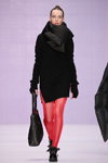 Показ Chapurin for Finn Flare — MBFWRussia fw17/18 (наряди й образи: трикотажна чорна сукня, чорна сумка, чорні черевики, червоні прозорі колготки)