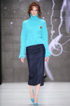 Pokaz Daria Dashina — MBFWRussia fw17/18 (ubrania i obraz: sweter turkusowy, spódnica ołówkowa niebieska, półbuty turkusowe)