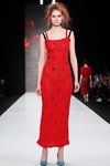 Pokaz Daria Dashina — MBFWRussia fw17/18 (ubrania i obraz: sukienka czerwona, półbuty turkusowe)