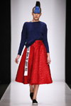 Pokaz DIMANEU — MBFWRussia fw17/18 (ubrania i obraz: pulower niebieski, spódnica midi czerwona)