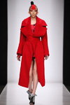 Modenschau von DIMANEU — MBFWRussia fw17/18 (Looks: roter Mantel)