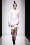 Pokaz DIMANEU — MBFWRussia fw17/18 (ubrania i obraz: sukienka koszulowa biała, rajstopy w siatkę czarne)