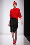 Pokaz DIMANEU — MBFWRussia fw17/18 (ubrania i obraz: pulower czerwony, spódnica czarna, rajstopy w siatkę czarne, półbuty czerwone)
