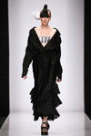 Mariya Minogarova. Desfile de DIMANEU — MBFWRussia fw17/18 (looks: vestido de noche negro, sandalias de tacón negras)
